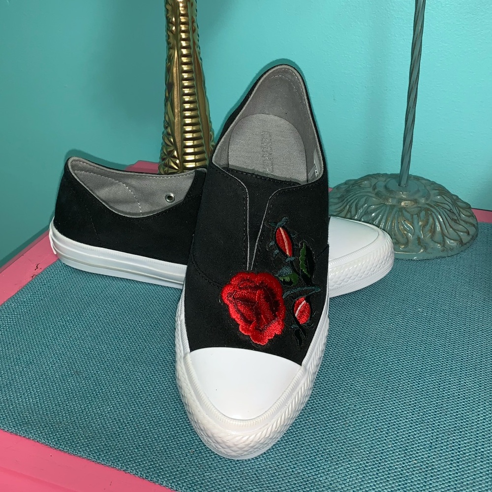 NWOT Rare, Rose patch Converse sneakers